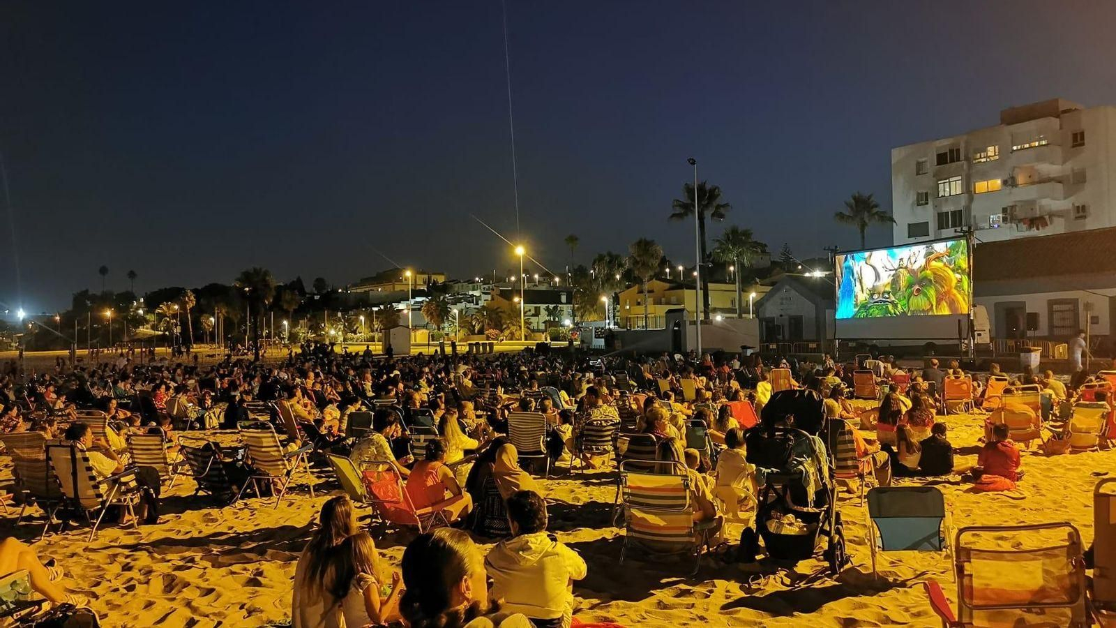 Cine de verano en la playa. Cine de verano en la playa.