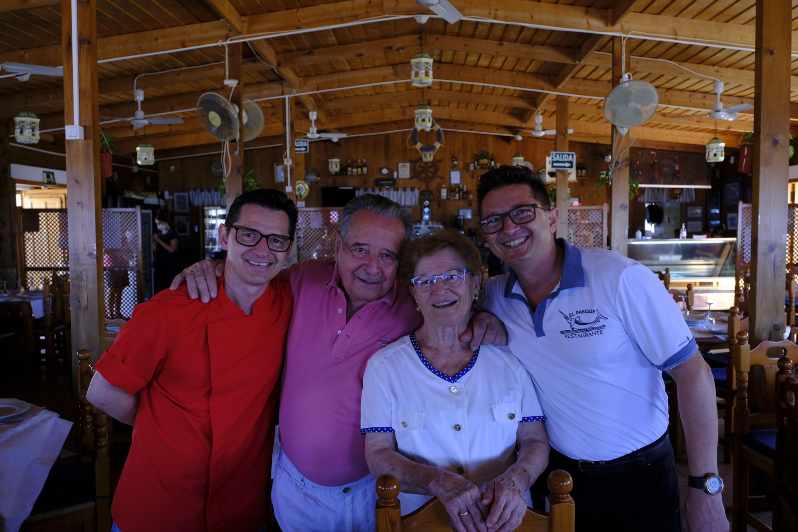 Manolo Barbero y María Rodríguez acompañados de dos de sus hijos en el restaurante El Parque