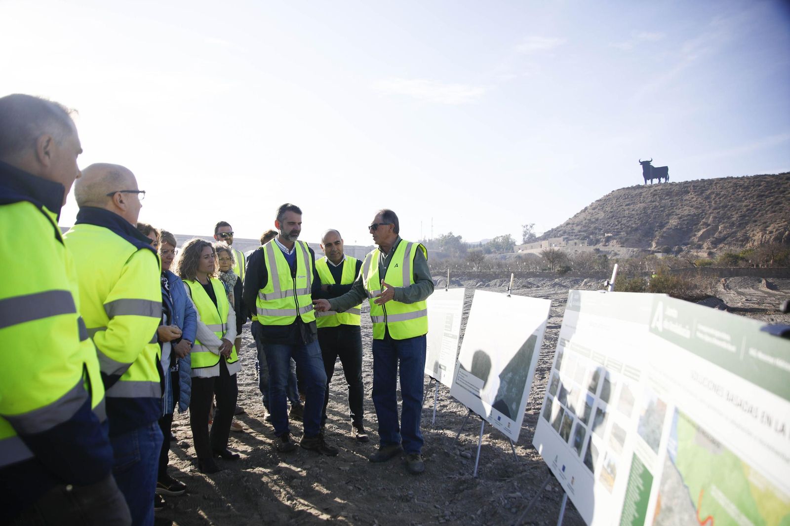 Las imágenes de la visita las obras de restauración hidrogeomorfológica y de naturalización del cauce del río Andarax, en Rioja