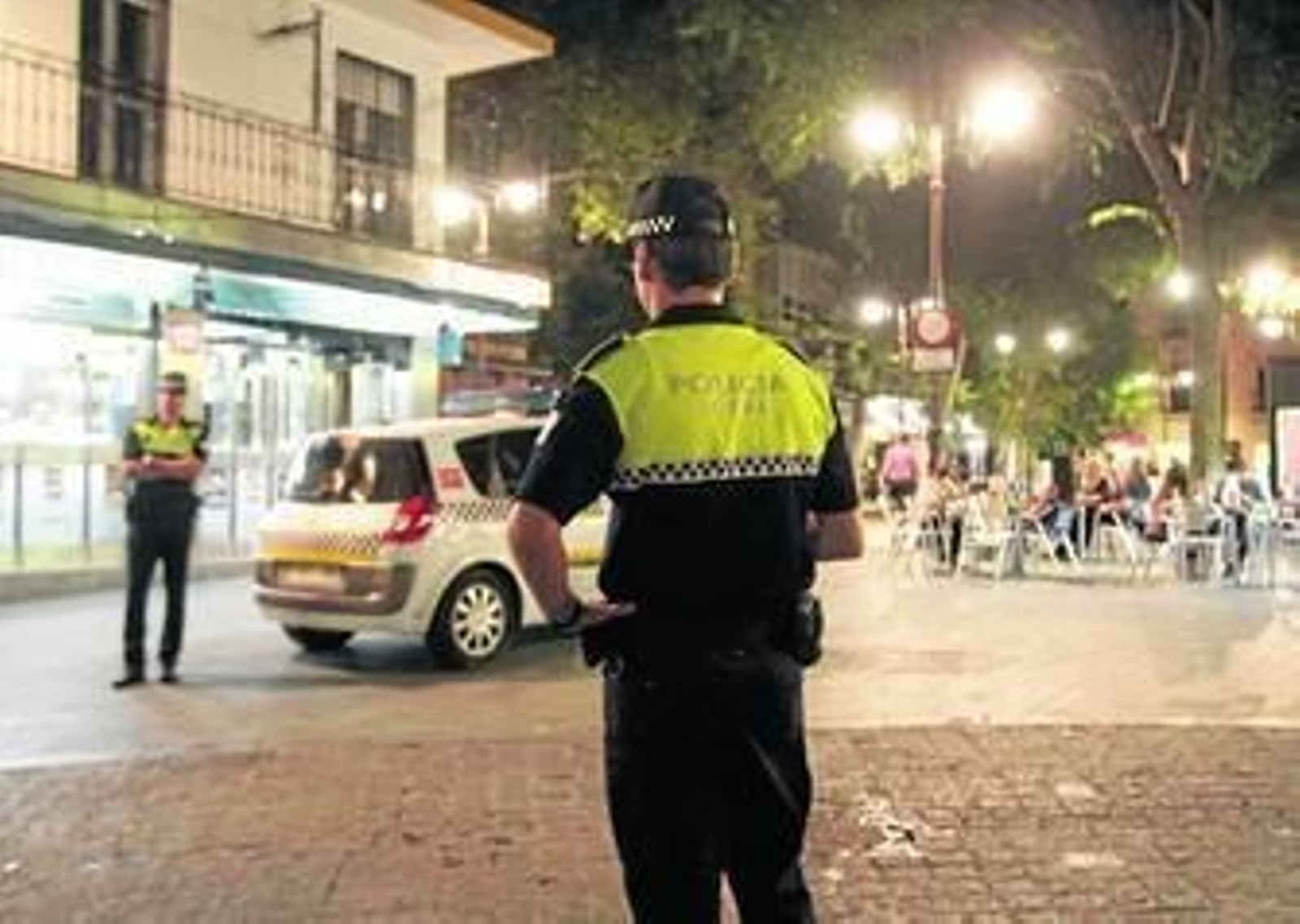 Dos agentes de la Policía Local, la pasada semana en la Alfalfa.