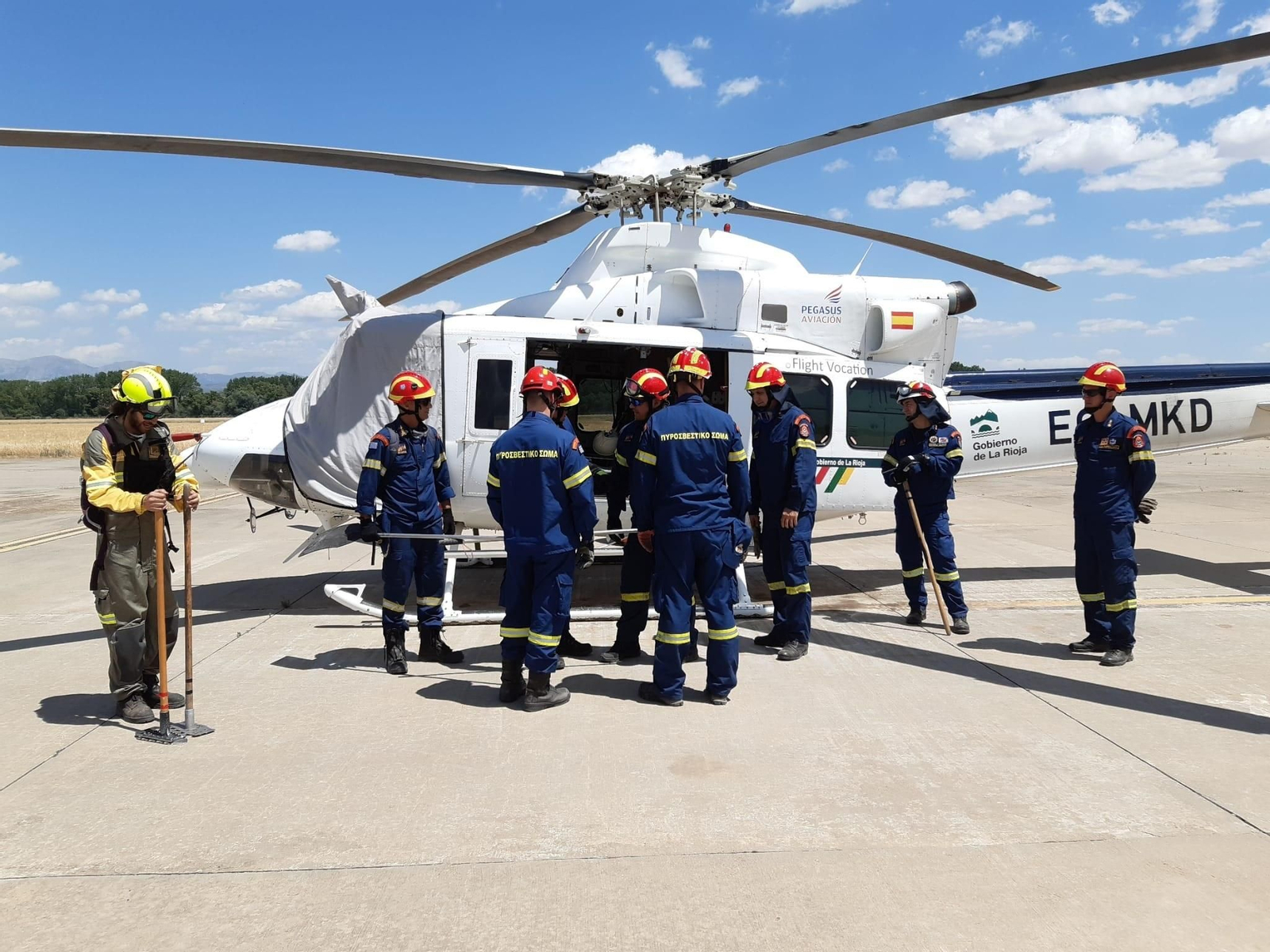 Formación al servicio nacional de bomberos griegos.