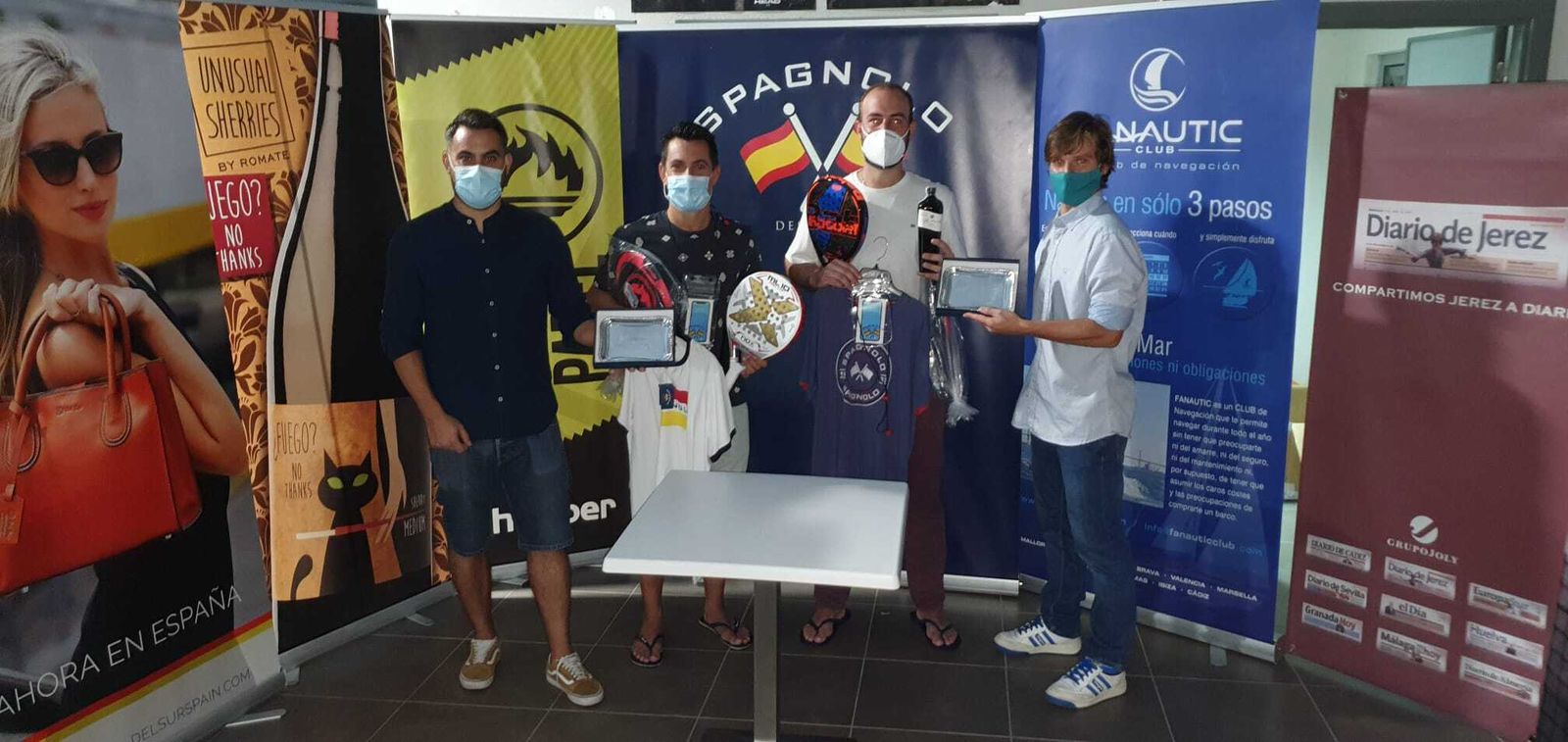 Julio Pérez y Estani Díez, campeones de Primera A masculina, entre Alberto Solís, de Diario de Jerez, y Fran Pérez, de Padel Extreme.