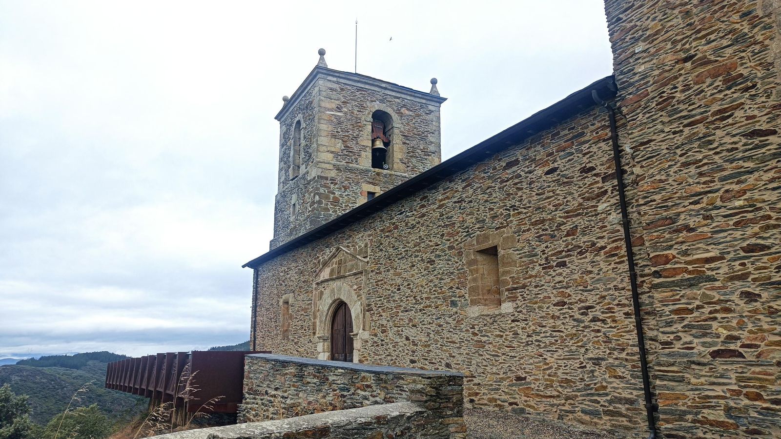 El santuario de la Virgen de la Peña tiene muy buenos miradores a la depresión del Bierzo.