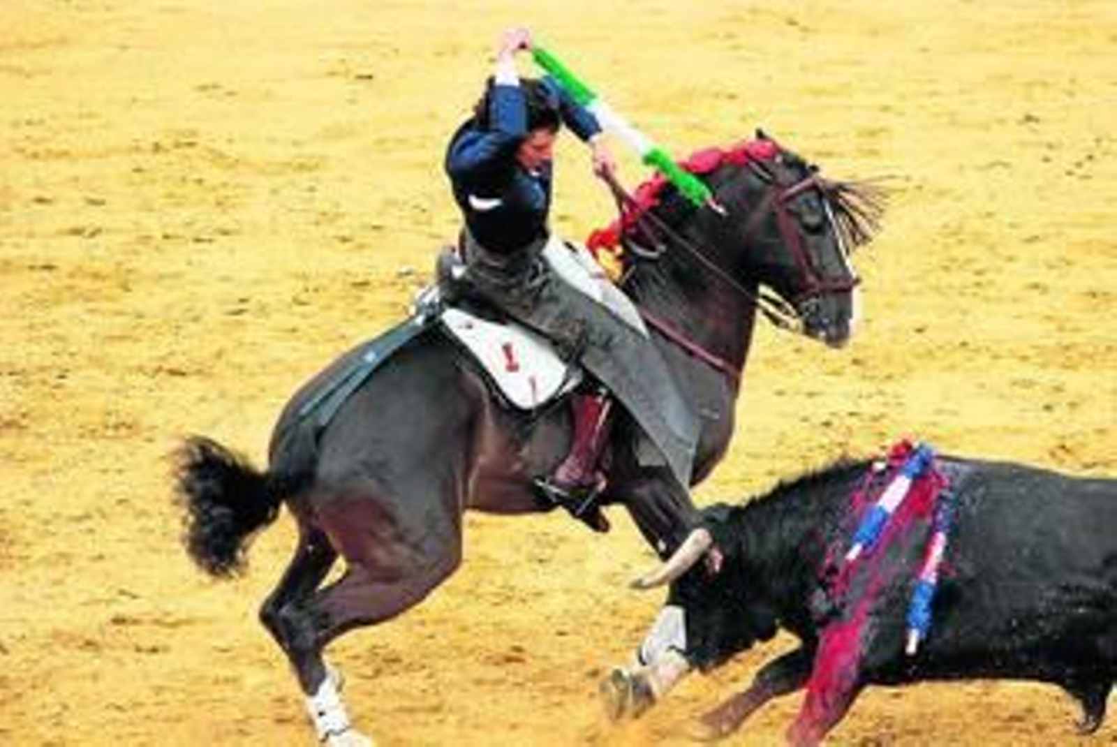 El rejoneador Diego Ventura, en un par de banderillas.