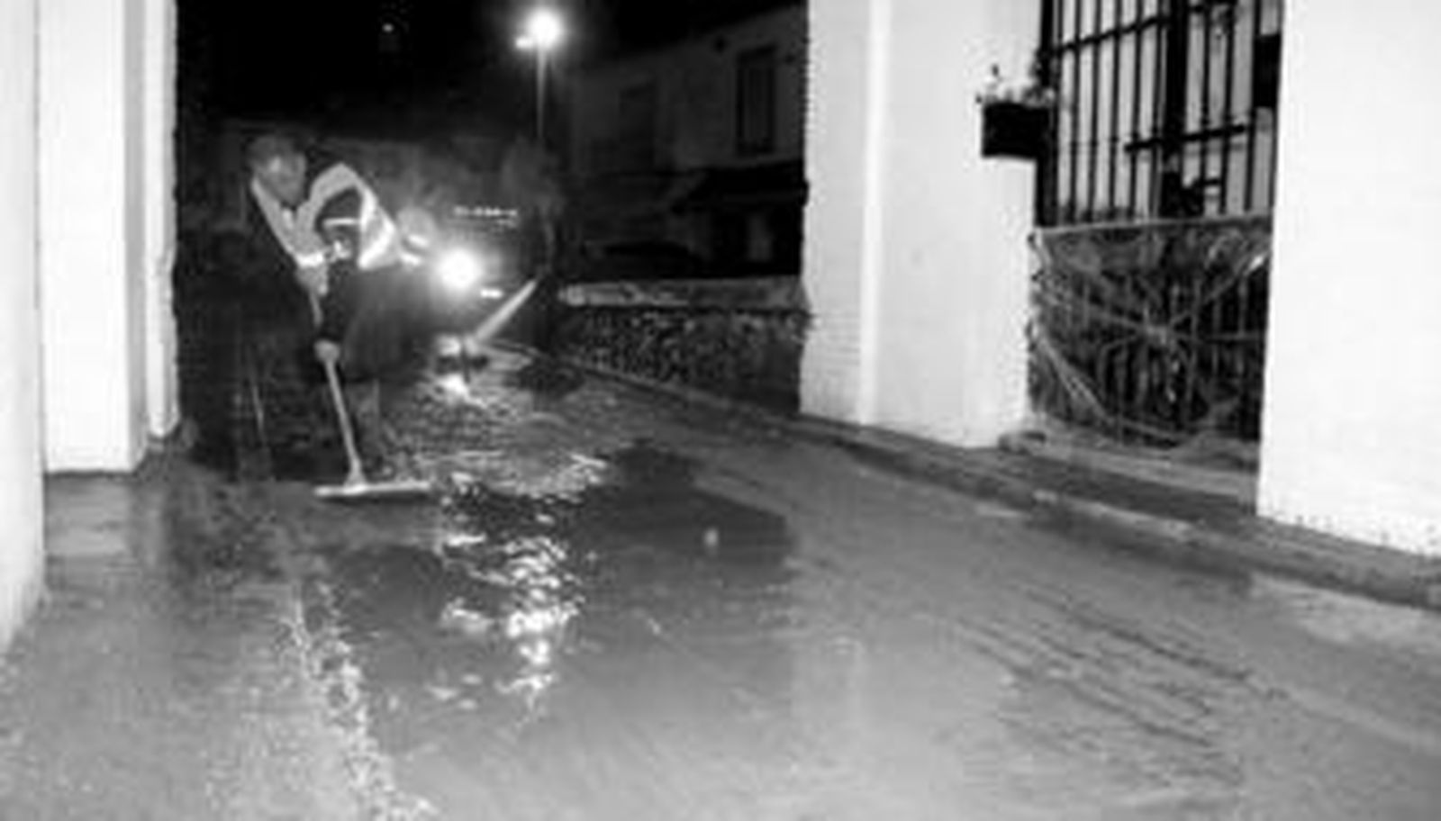 1 y 2. El Puente de la Virgen de Pinos Puente fue una de las zonas más afectadas por lluvia. 3 y 5. La lluvia también afectó a la capital, dificultando el tráfico  4. Por la mañana, los bomberos tuvieron que cortar un árbol en riesgo de caída por los fuertes vientos de los últimos días. /Fotos: P. Díez / J. Ochando /E. Falcón.