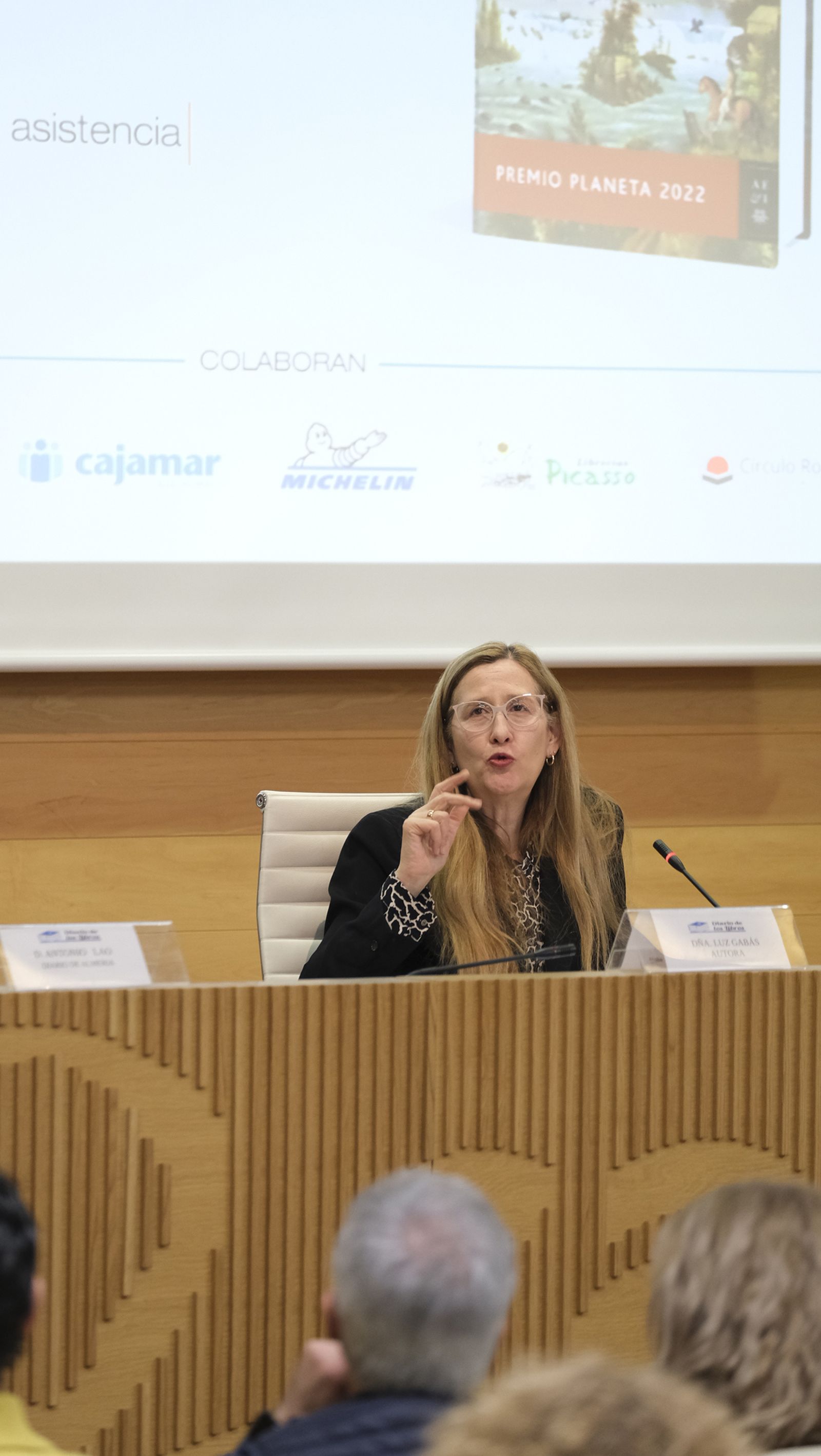 Imágenes del Diario de los Libros con la escritora ganadora del Premio Planeta 2022, Luz Gabás