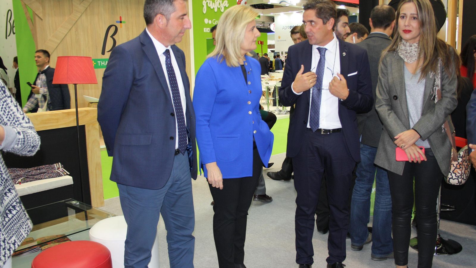 Fátima Báñez, junto a Bella Verano y Álvaro Burgos y el gerente de Cuna de Platero.