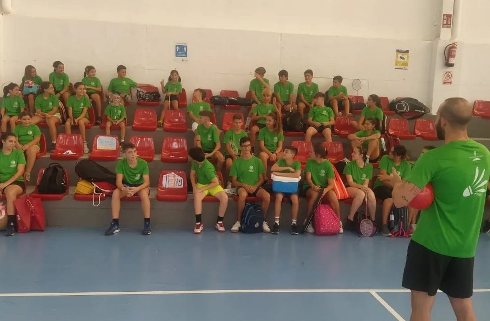 Los participantes escuchan atentamente a un técnico