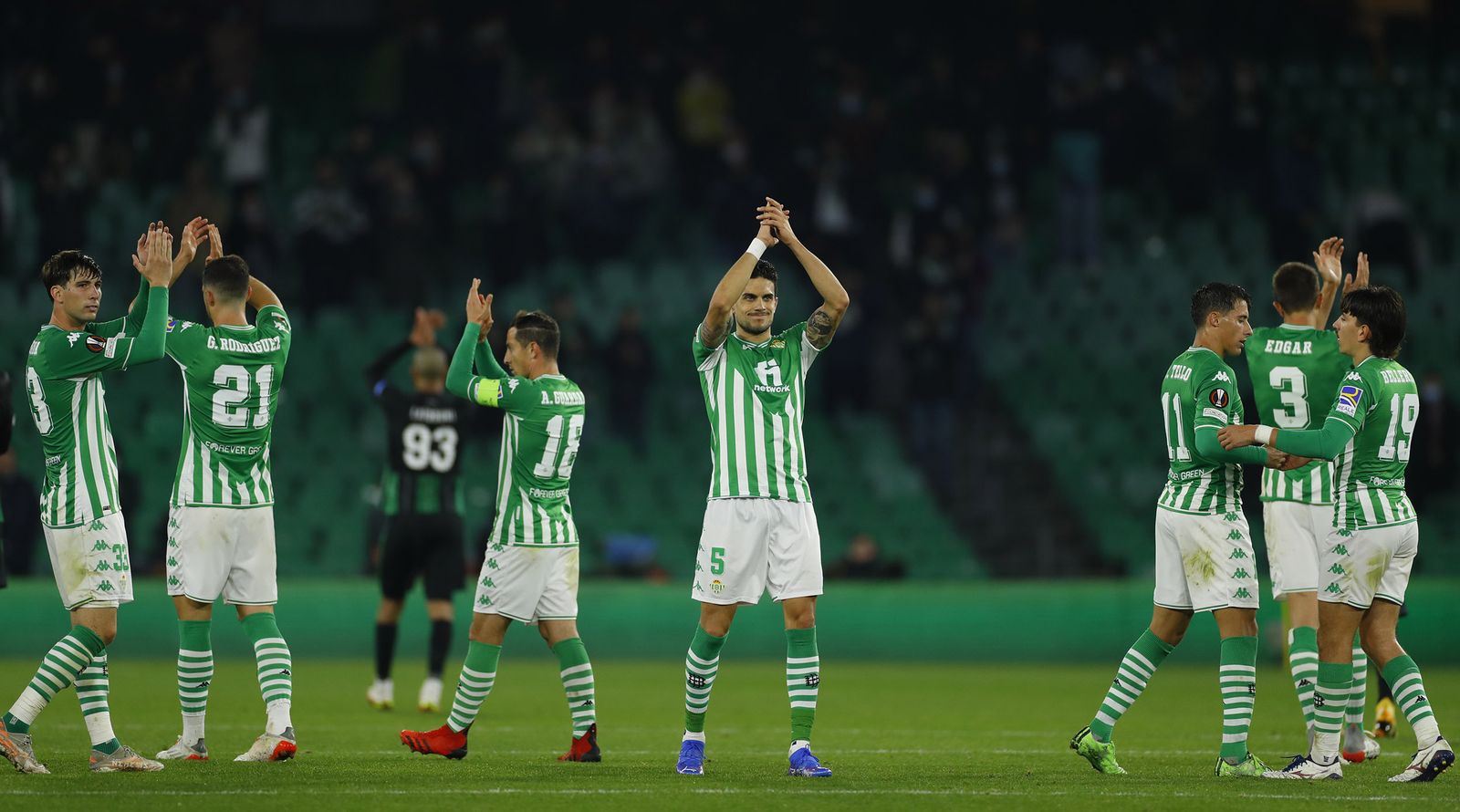 Los jugadores del Betis agradecen a a la afición el apoyo dado al final del encuentro.