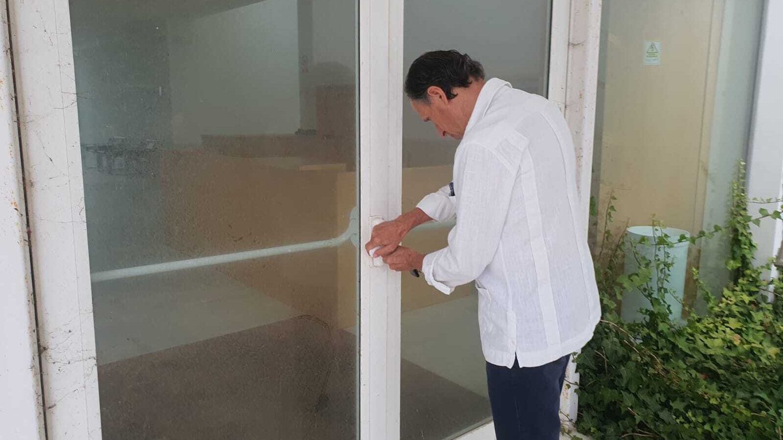 El alcalde de Chiclana, José María Román, accediendo esta semana al edificio de Tecnotur tras recepcionar las llaves del inmueble.