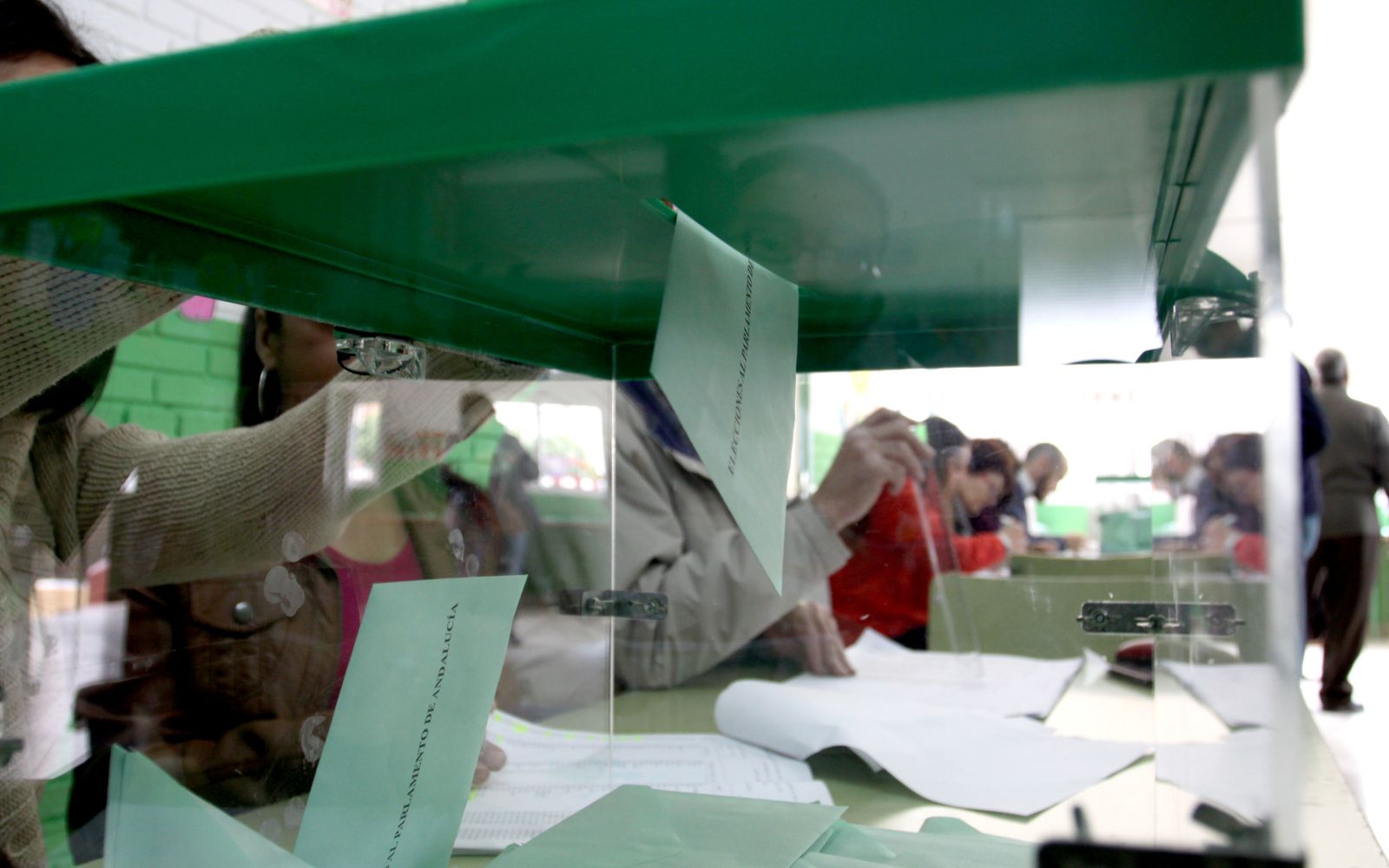 Votaciones en una urna en las últimas elecciones andaluzas, celebradas el 22 de marzo de 2015
