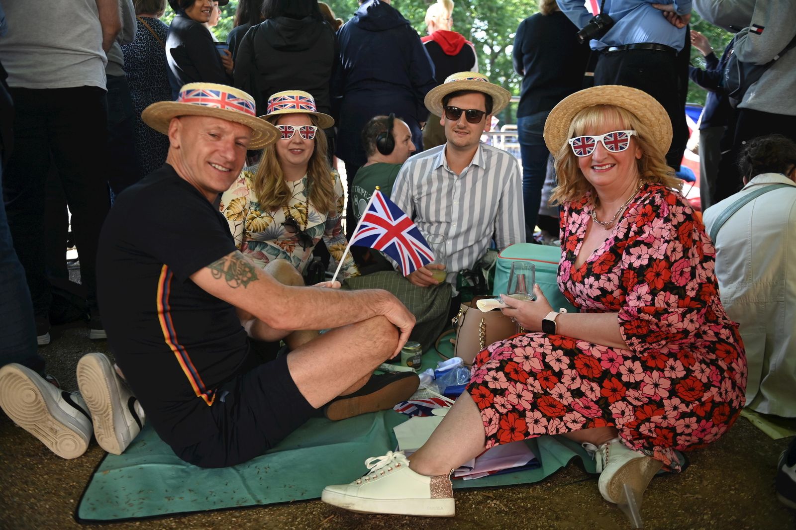 Curiosos del Jubileo en el arbolado próximo a Buckingham