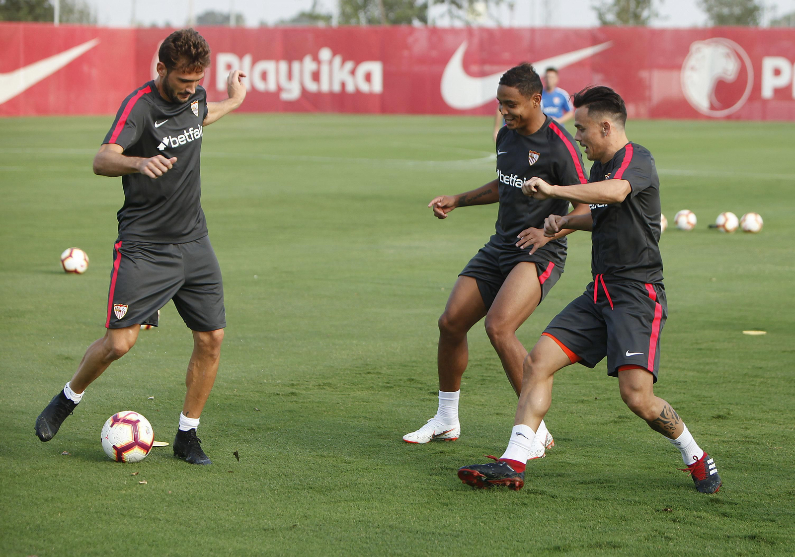 Franco Vázquez y Muriel disputan el balón junto a Roque Mesa.