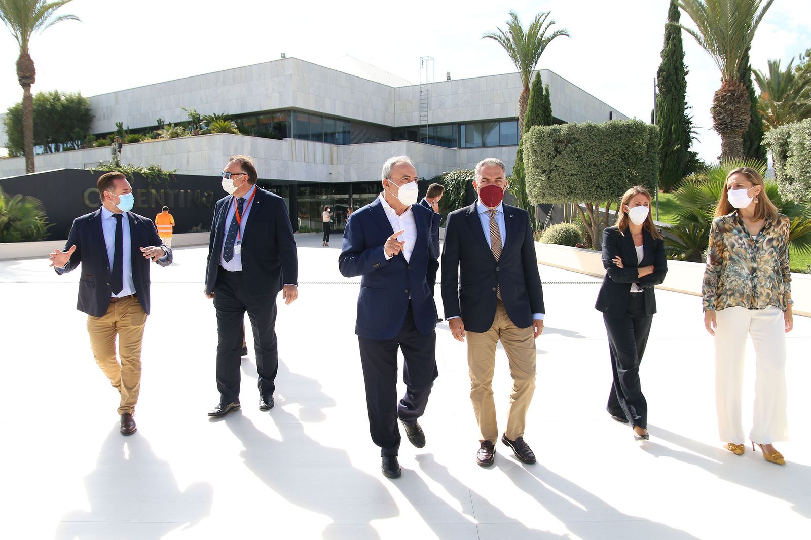 Las imágenes de la visita de Bendodo a Cosentino y la firma de la adenda con Extenda y la AEMA