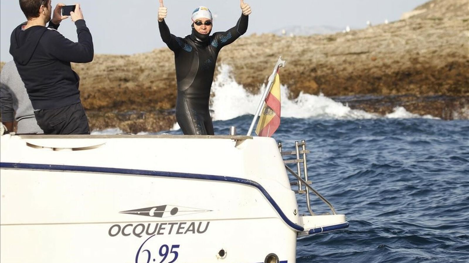 Meca celebra su éxito tras cruzar el Estrecho de Gibraltar por primera vez en diciembre de 1999.