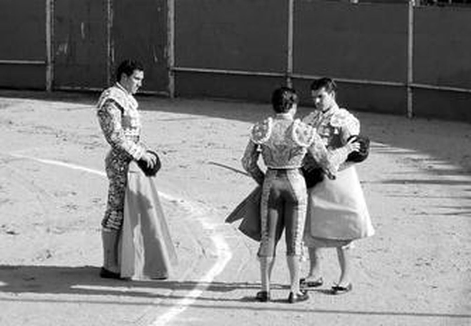 Manuel Jesús Gómez Soto, 'Soto de Jerez', recibiendo la alternativa de manos de Fernando Robleño en Guadalix.