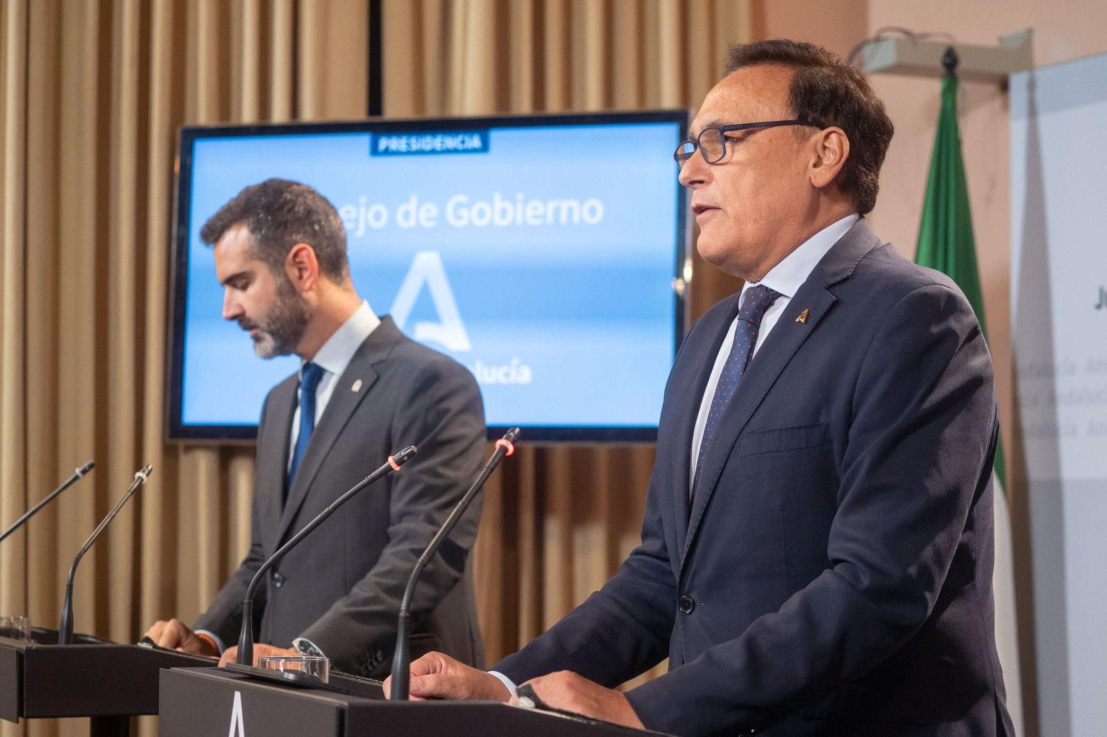 El consejero de Universidad, José Carlos Gómez Villamandos, con el portavoz del Gobierno andaluz, Ramón Fernández-Pacheco, este martes.