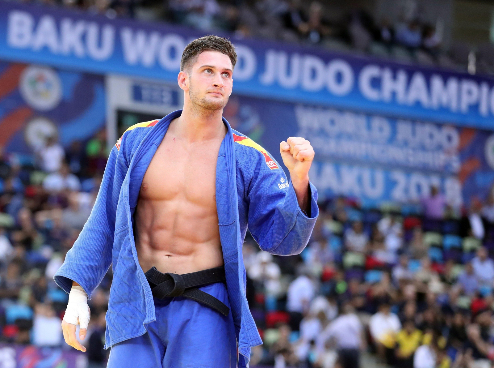 Sherazadishvili levanta el puño en señal de victoria tras salir ganador en la final. Sherazadishvili levanta el puño en señal de victoria tras salir ganador en la final.