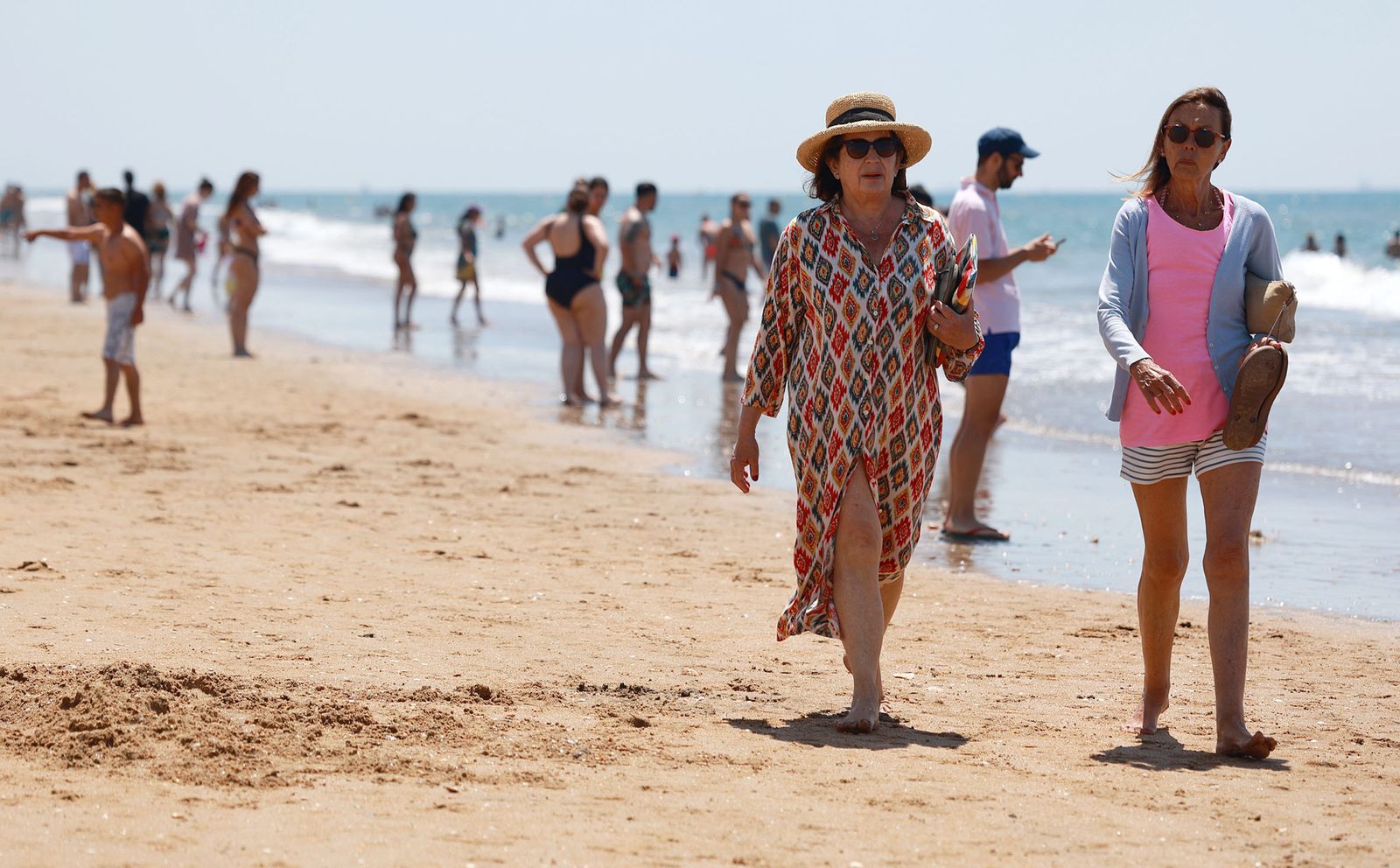 Imágenes del ambiente en las playas de Punta Umbría y La Bota en la mañana del domingo