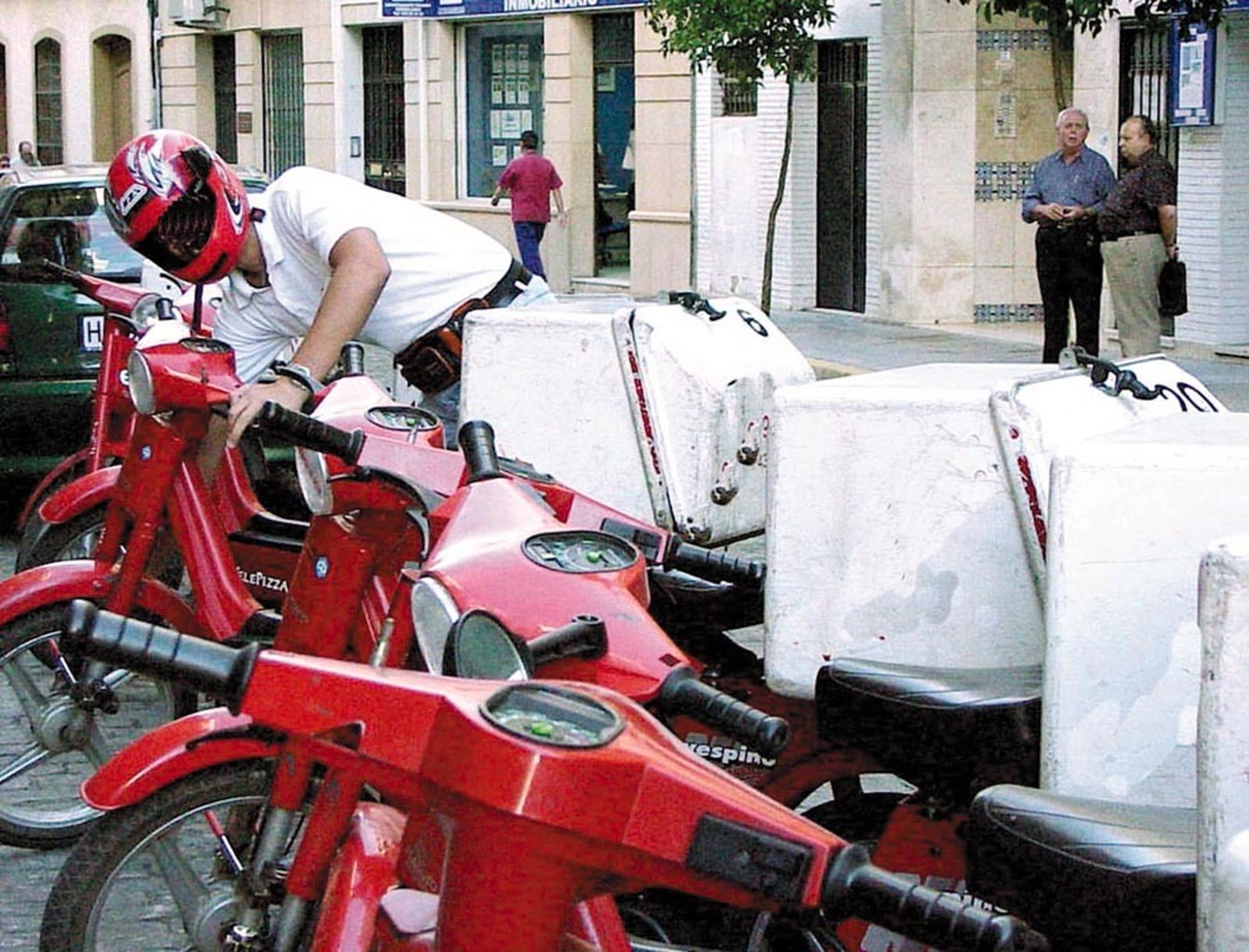 Condenados a dos años de prisión por robar a un repartidor de pizzas en un ascensor