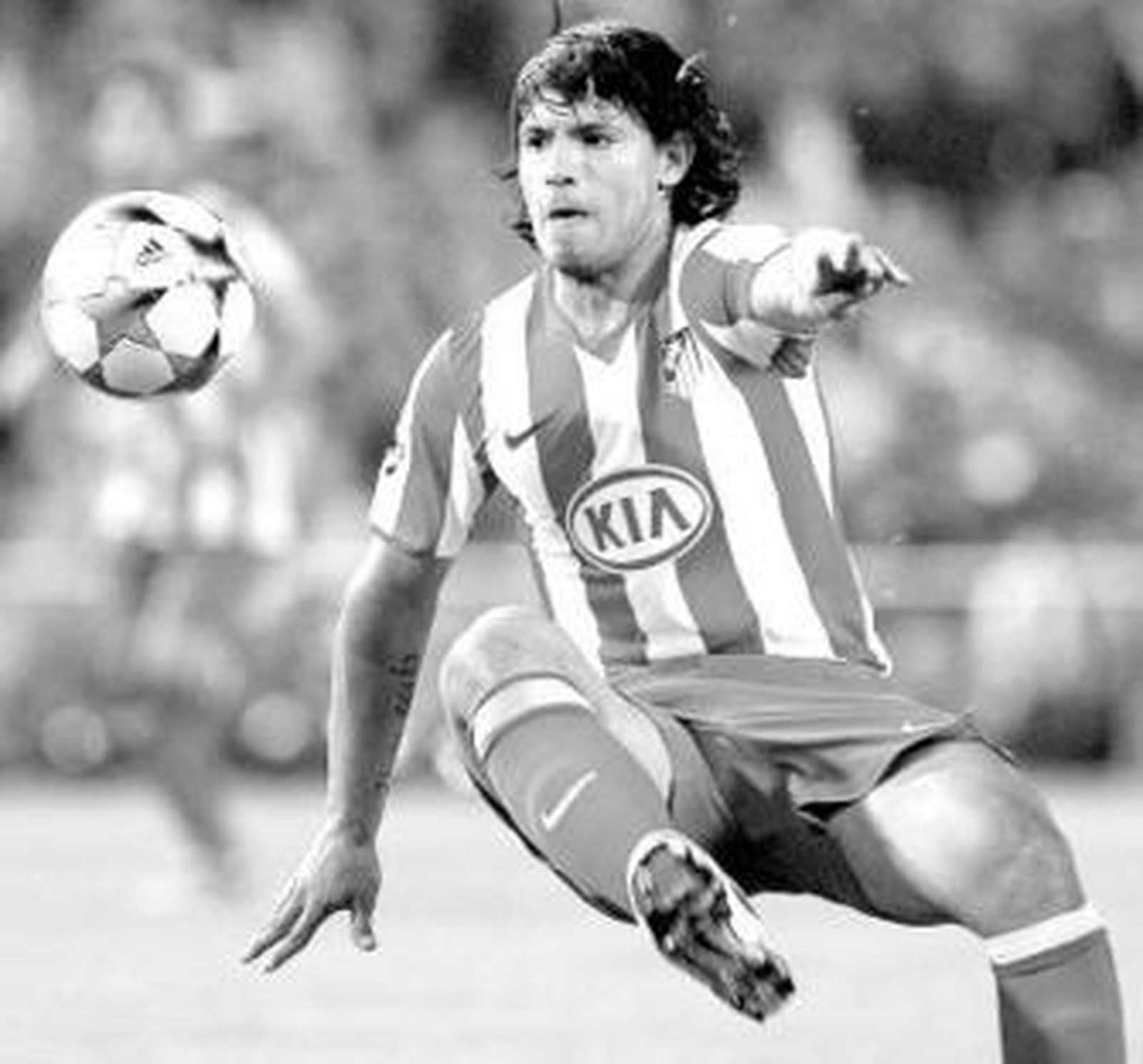 Los defensores del Barcelona no perderán de vista al 'Kun'.