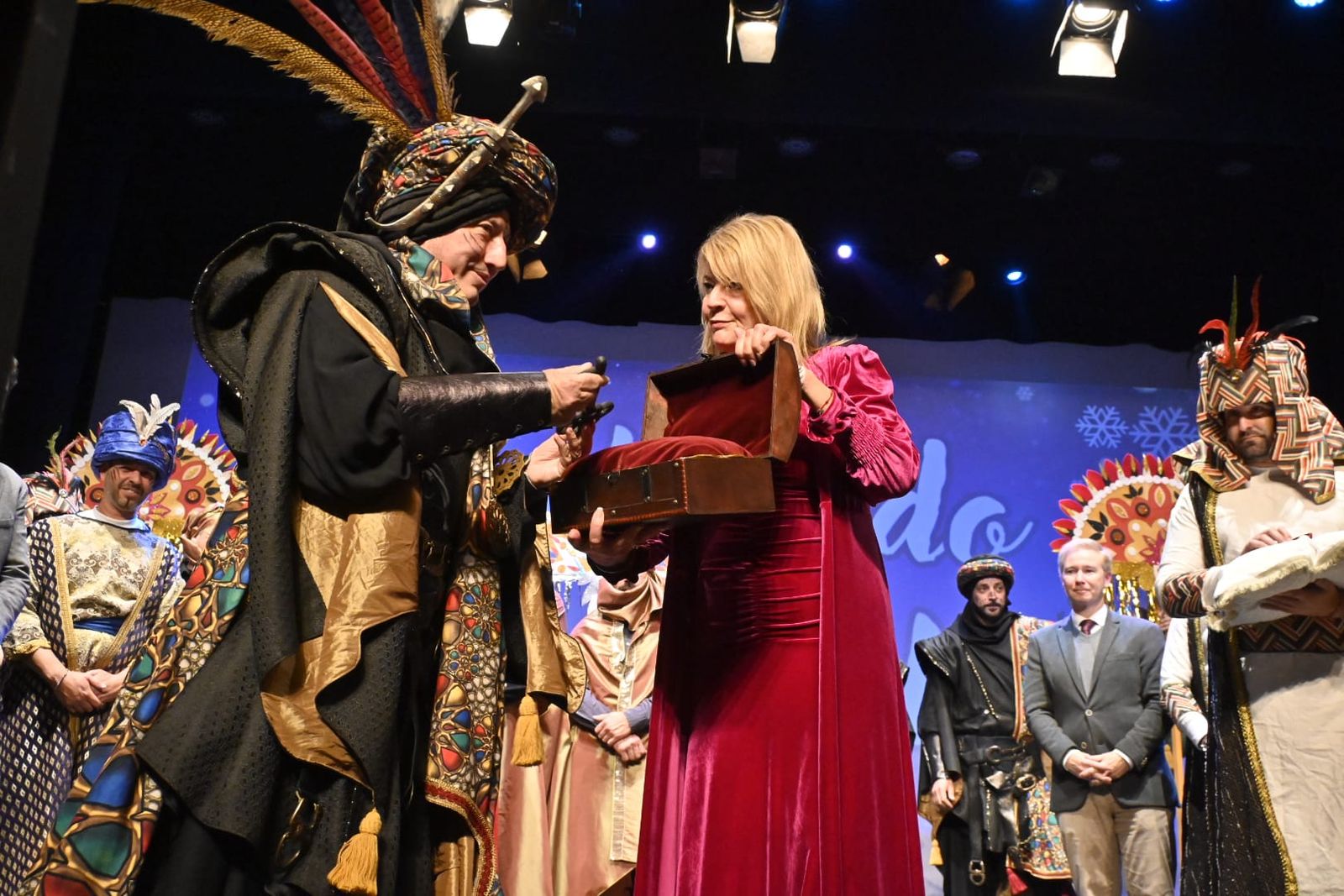 La alcaldesa de Huelva, Pilar Miranda, entrega las llaves de la ciudad al Heraldo Real.