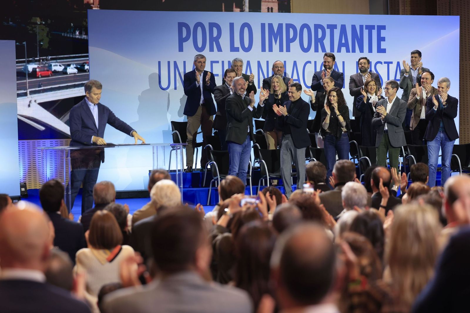 El presidente del PP, Alberto Núñez Feijóo, recibe el aplauso de los barones del partido este domingo en Zaragoza.
