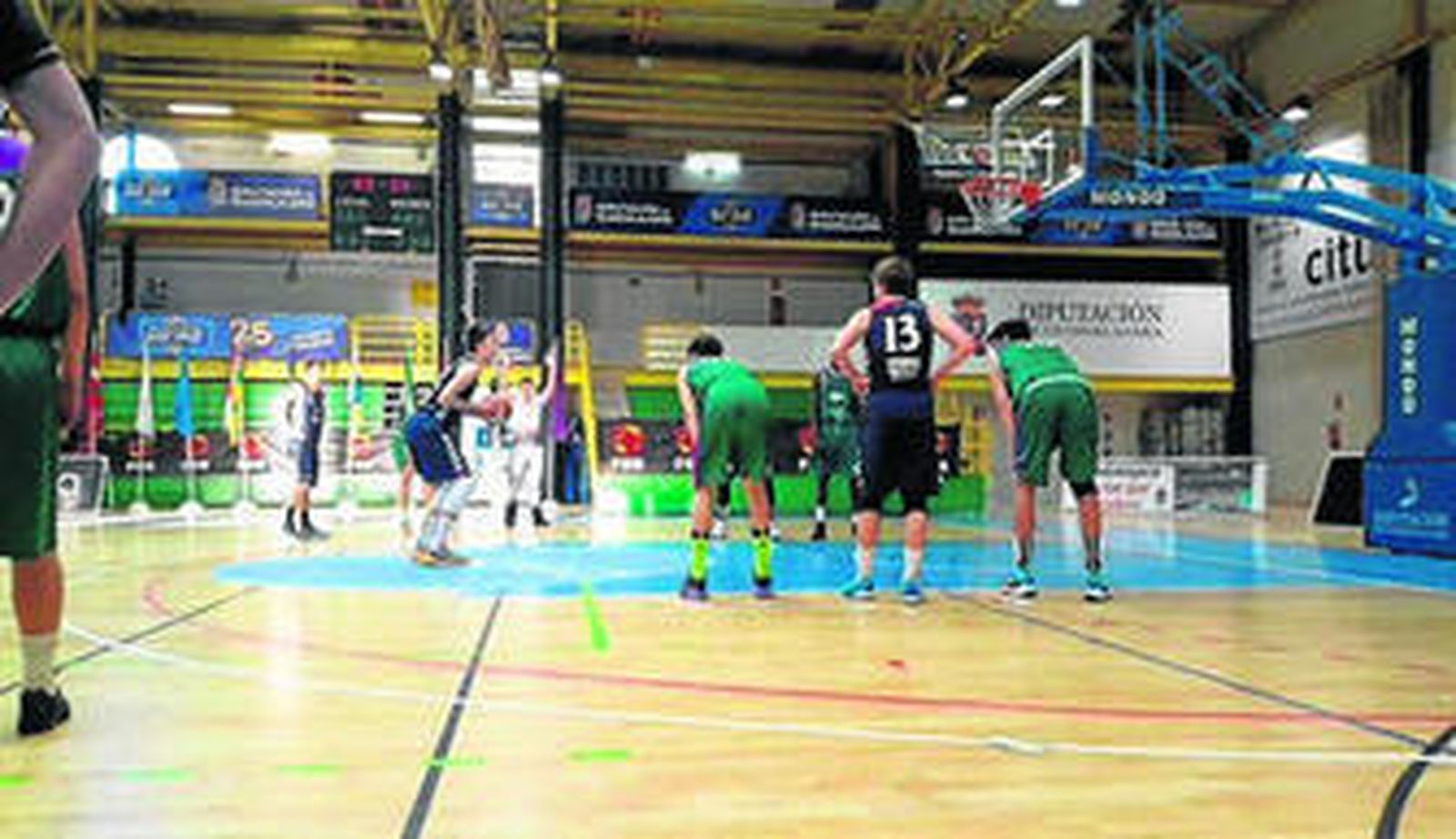 Un jugador del Baskonia lanza un tiro libre.