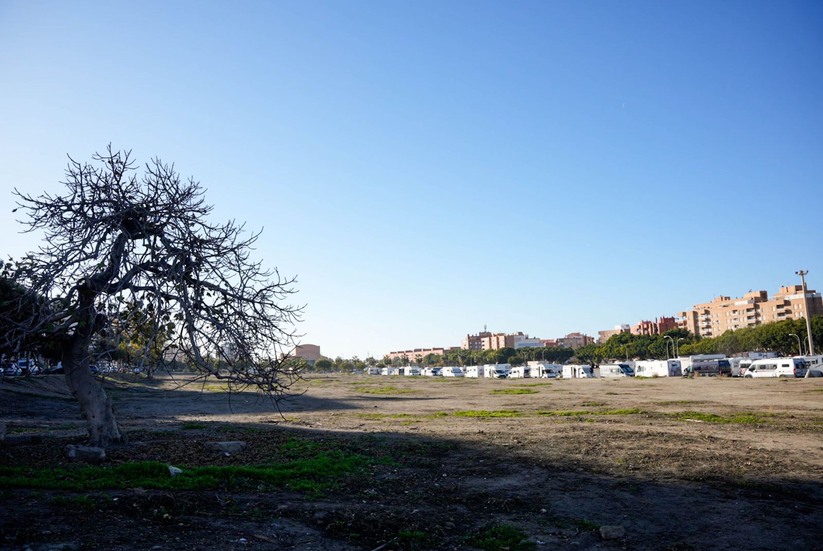Autocaravanas forman un "barrio" junto al Auditorio Maestro Padilla.