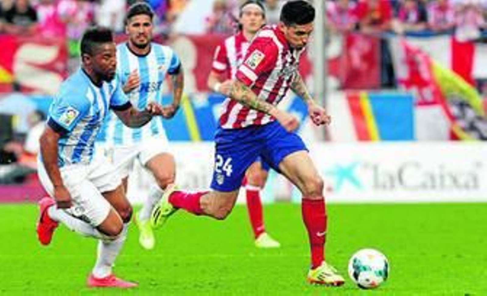 Eliseu persigue a Sosa durante el partido.