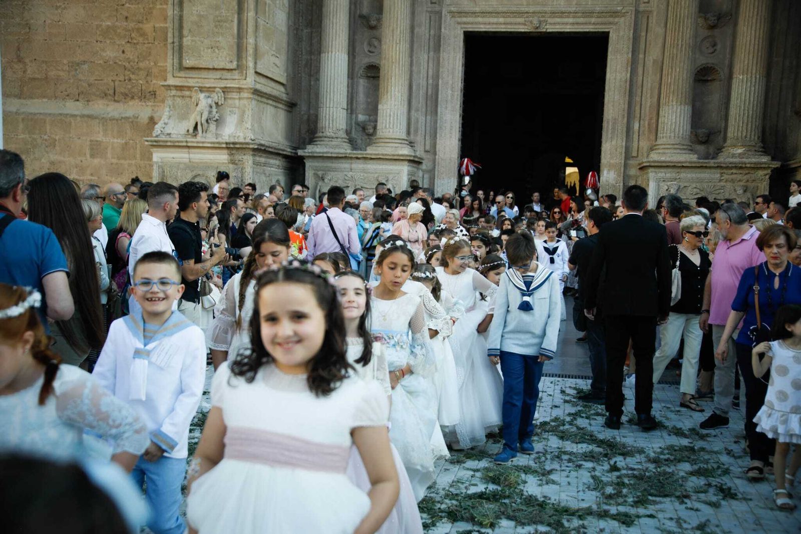 Imágenes de la procesión del Corpus Christi en Almería: así han sido la misa y la posterior marcha por la capital