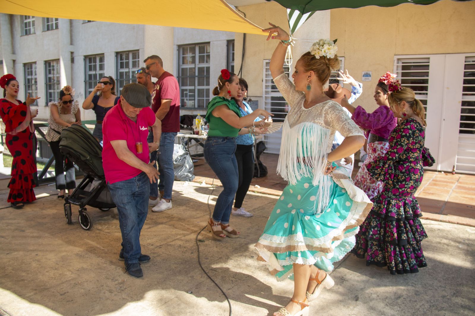 La Costa de Granada celebra y baila al ritmo de las Cruces