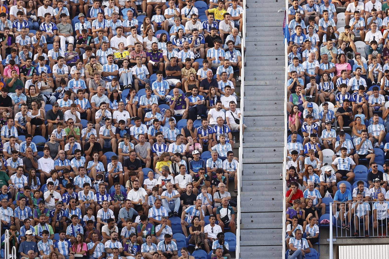 Búscate en las gradas de La Rosaleda durante el Málaga CF-Cádiz