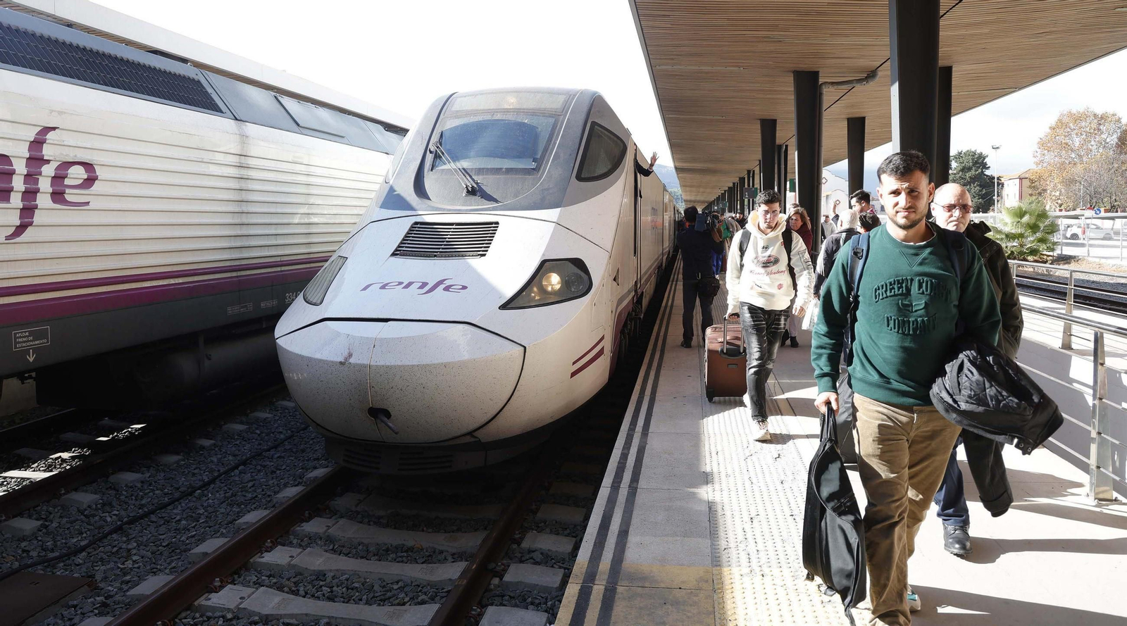 Las fotos de la llegada del primer tren Alvia a la estación de Algeciras
