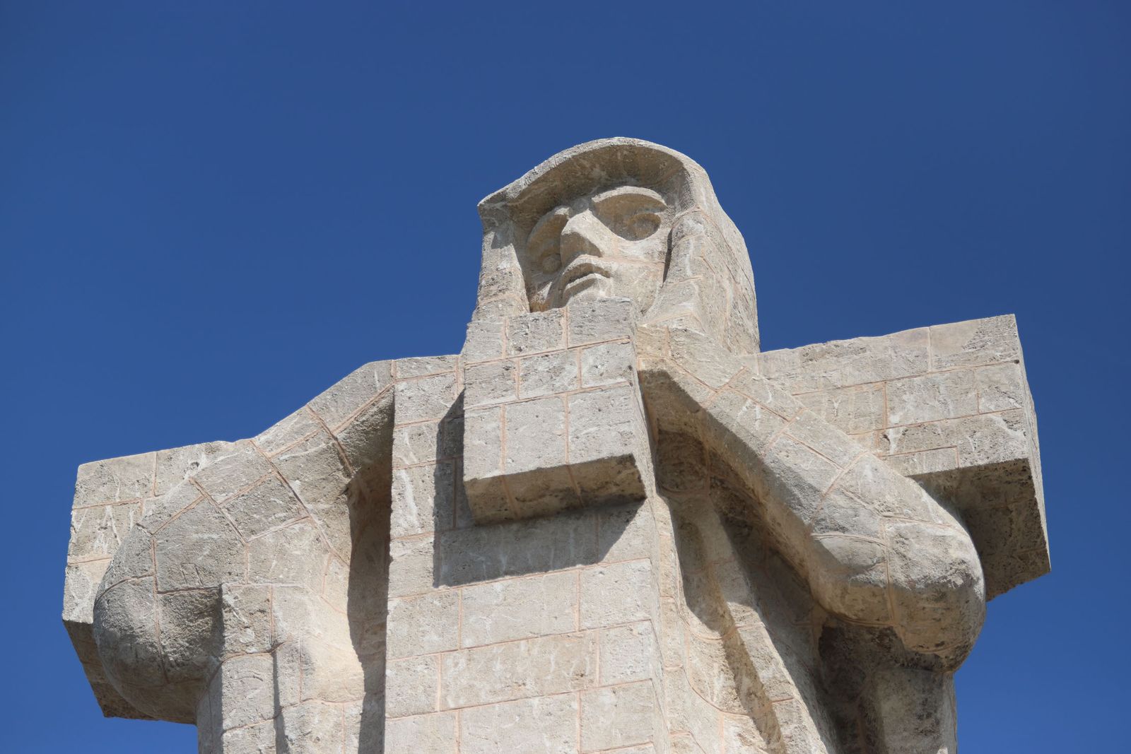Monumento a Colón, una escultura de inspiración egipcia realziada por miss Whitney en 1929.