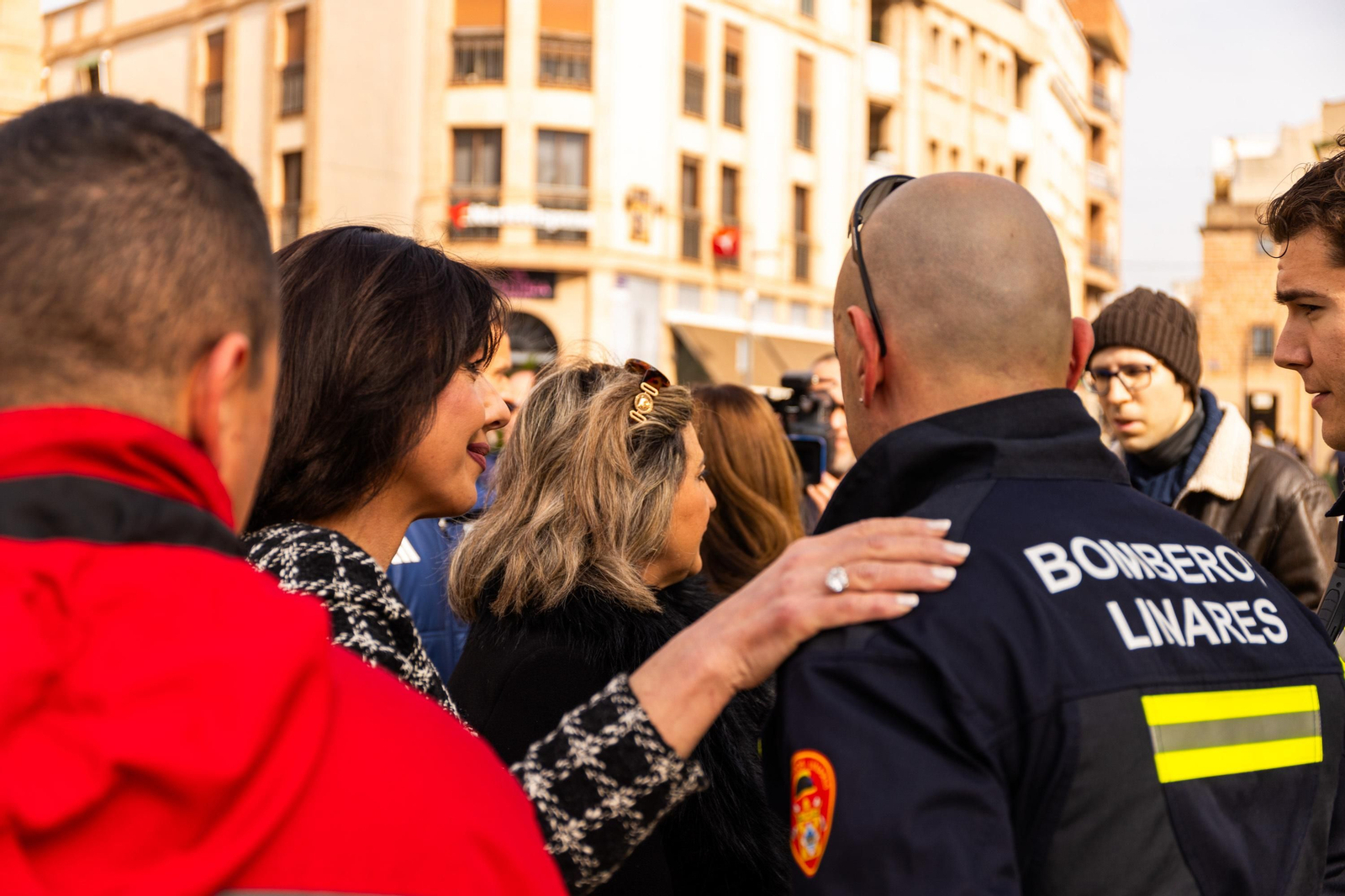Decenas de linarenses guardan un minuto de silencio por la niña fallecida a causa del incendio en los Arrayanes.
