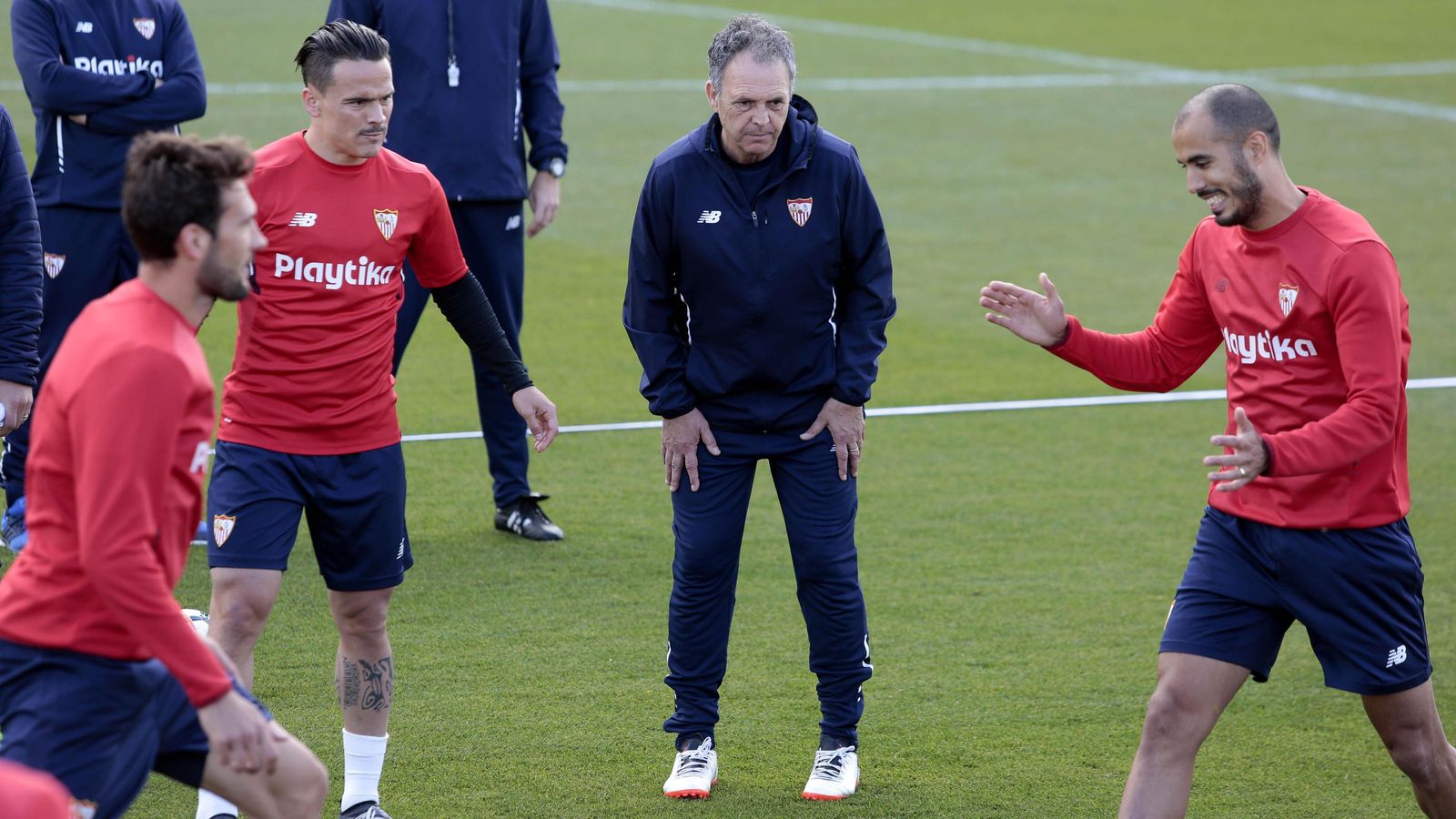 El utrerano, atento a un rondo en el que participan Franco Vázquez, Roque Mesa y Pizarro.