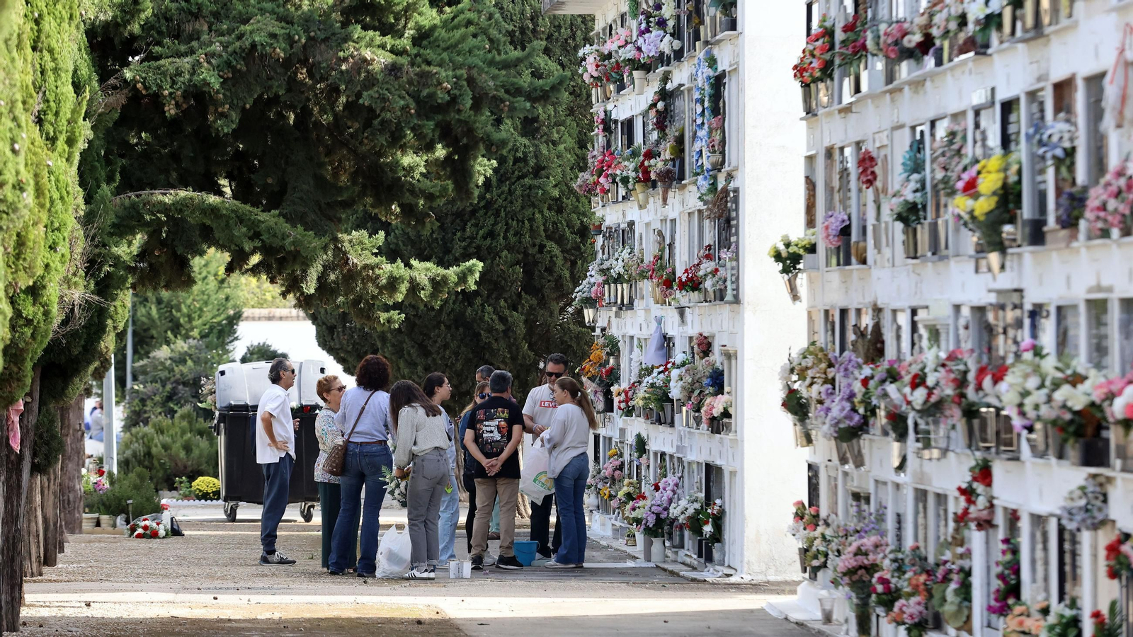 Día de Todos los Santos en el cementerio de Jerez