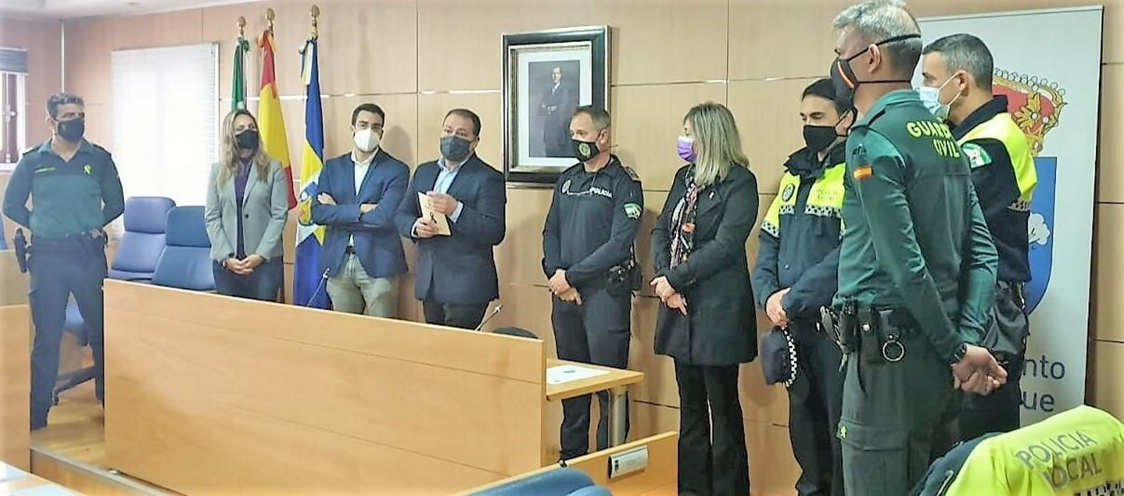 Representantes institucionales durante la lectura del manifiesto.