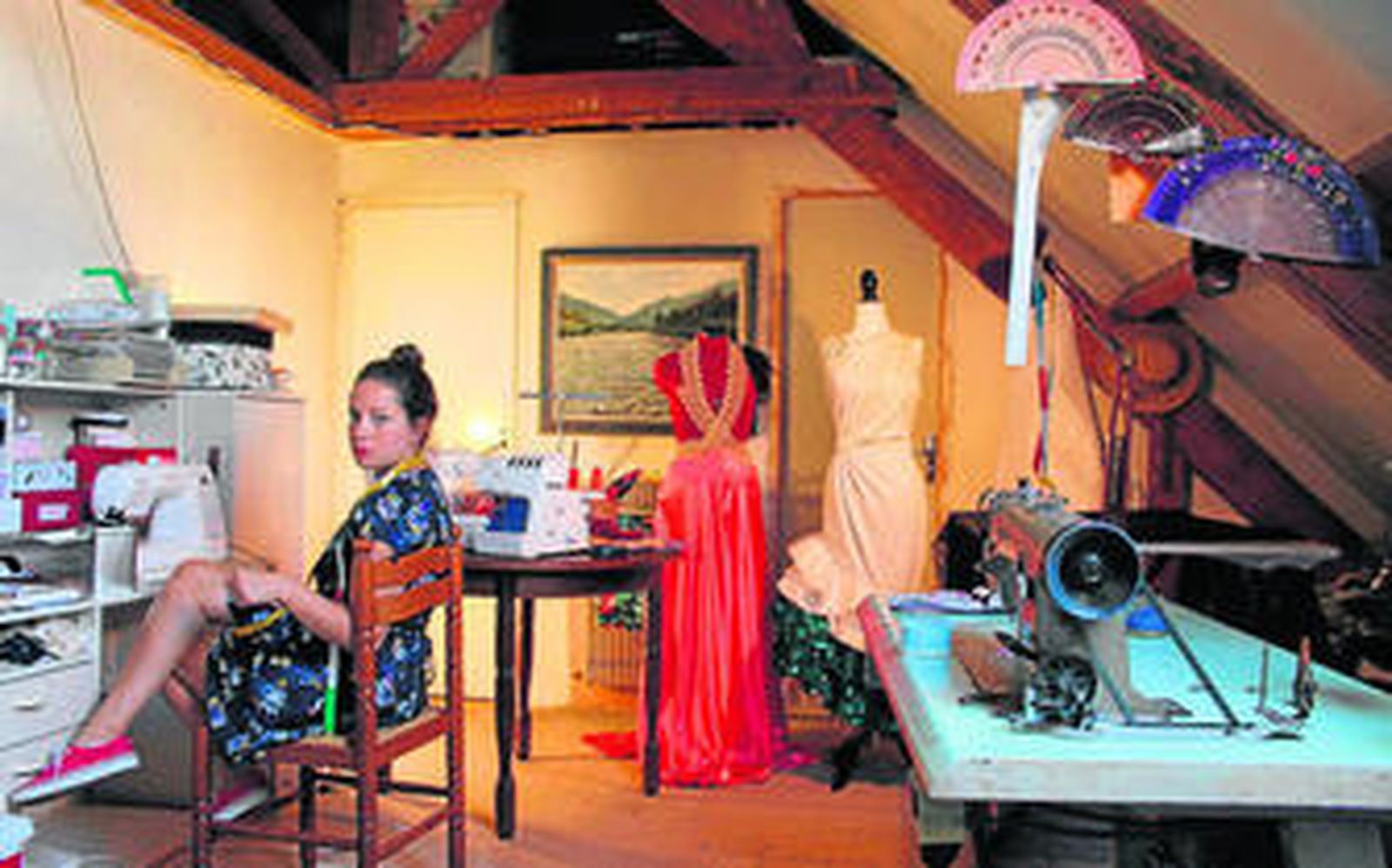 Alexandra Gastaut, en su 'atelier' de París con algunas de sus creaciones.