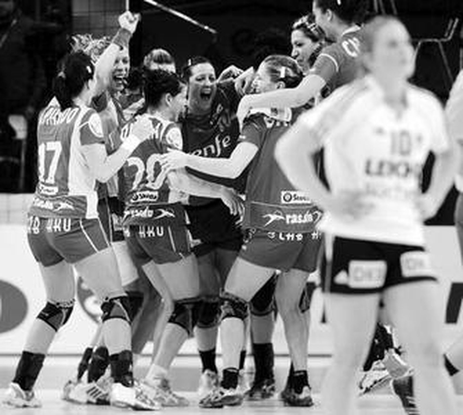 Las españolas celebran el triunfo ante el abatimiento rival.