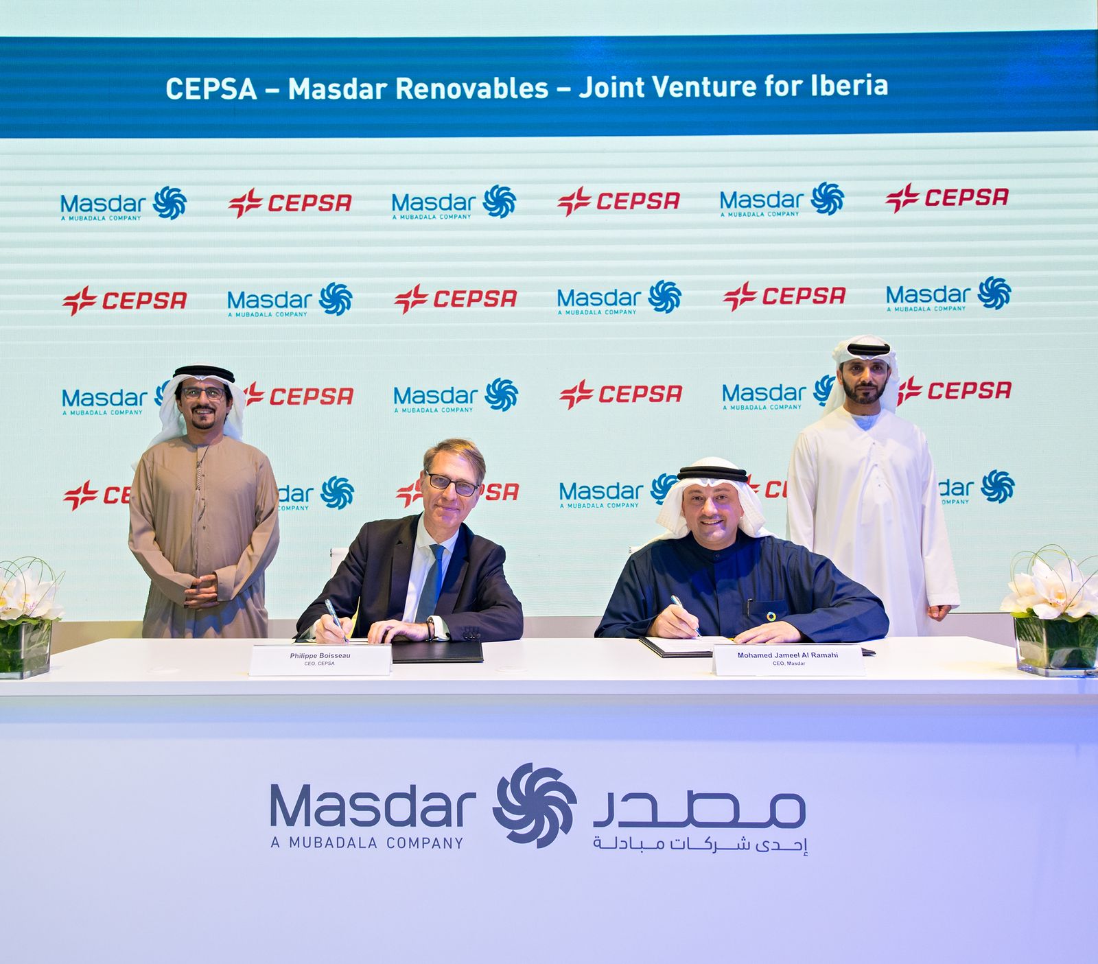 El consejero delegado de Cepsa, Philippe Boisseau, y el consejero delegado de Masdar, Mohamed Jameel Al Ramahi, durante la firma del acuerdo.