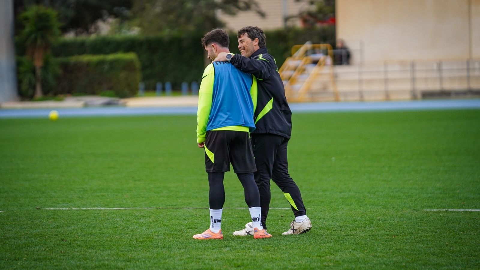 Joan Francesc Ferrer 'Rubi', cariñoso con Adrián Embarba en uno de los entrenamientos semanales.