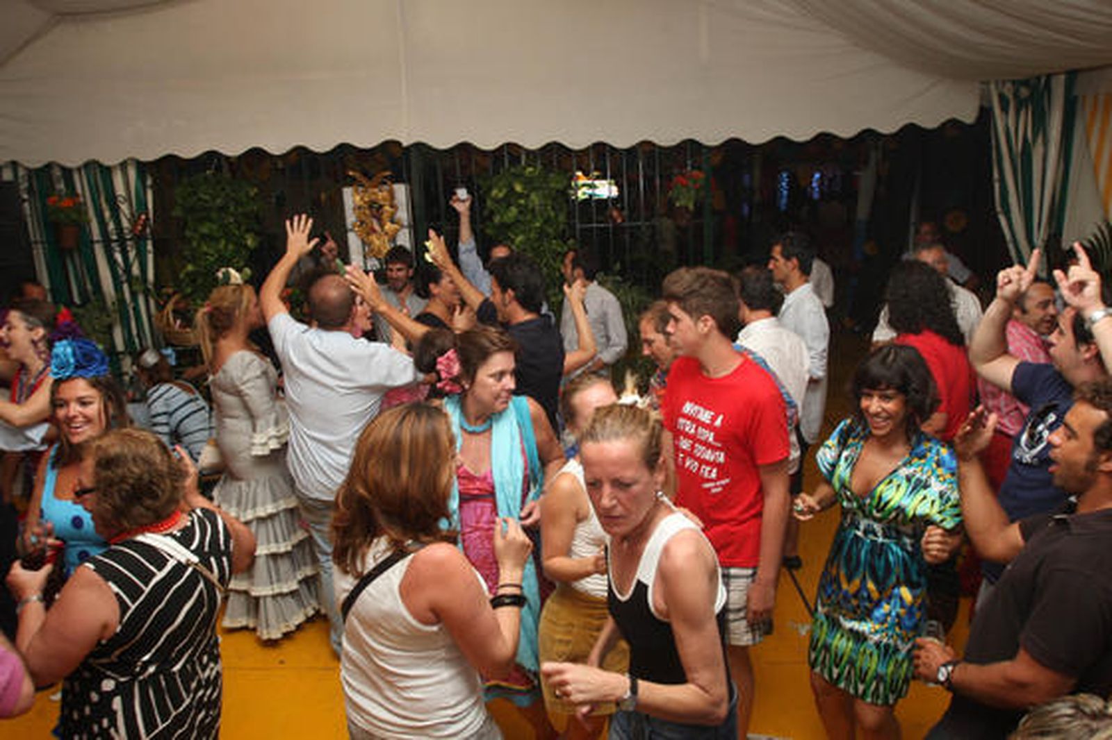 Gran ambiente en la feria de La Línea en la madrugada del lunes

Foto: Paco Guerrero