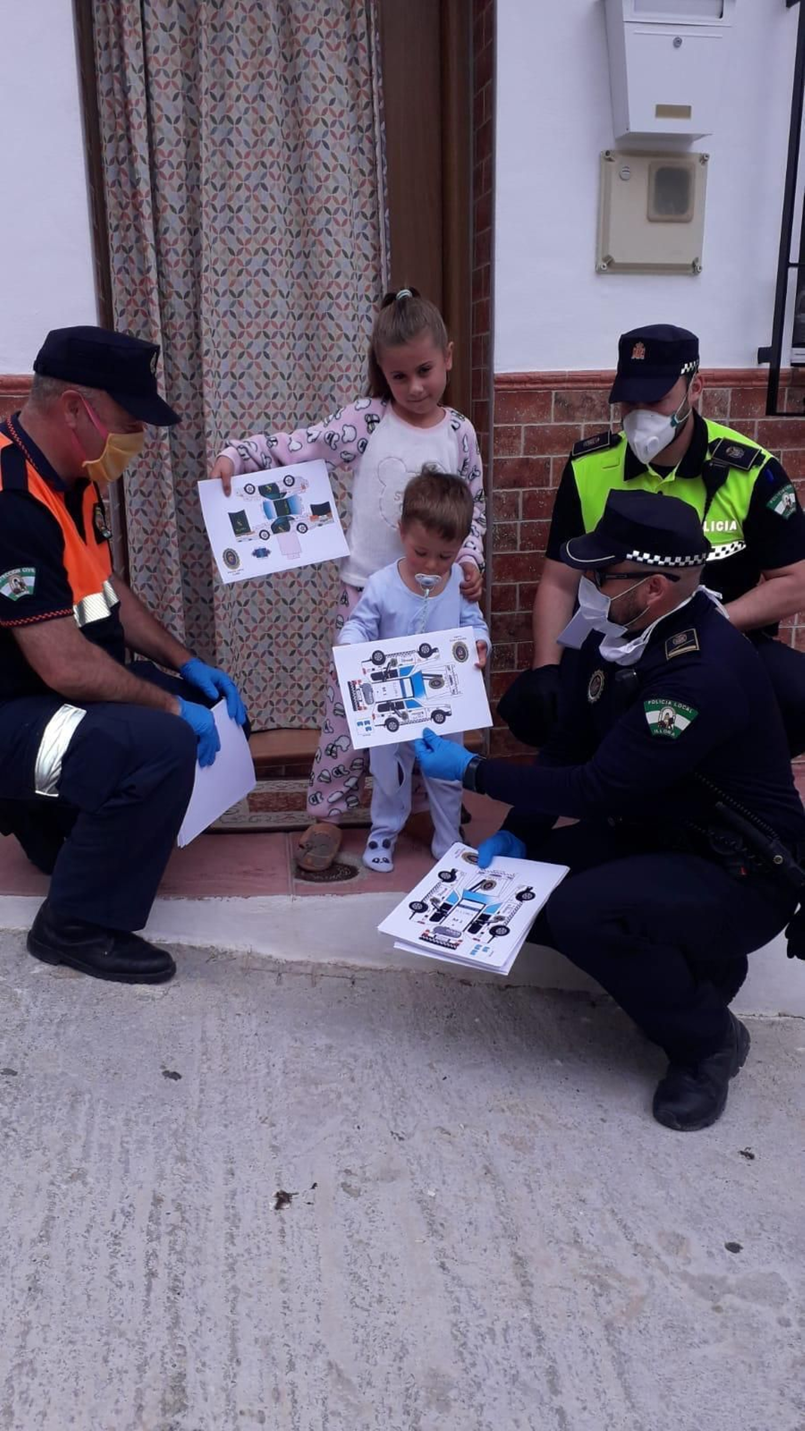 Los agentes llevan a unos niños las imágenes recortables.