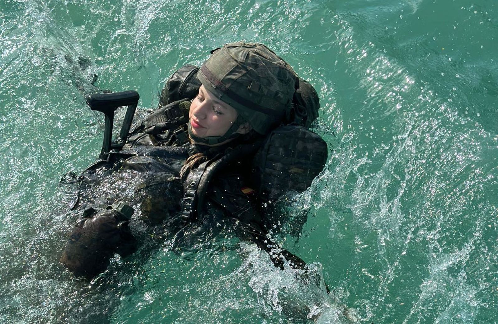 La Princesa Leonor realiza ejercicios militares en el agua.