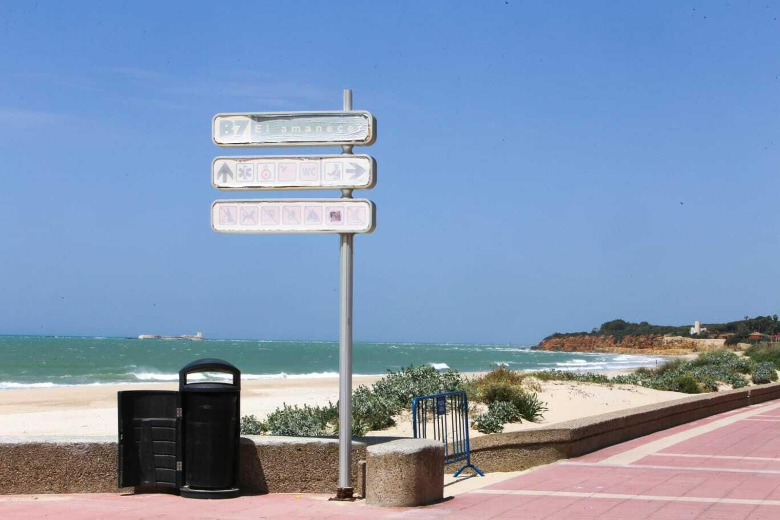 Uno de los accesos a la playa de La Barrosa desde el paseo marítimo, aún cerrado al público.