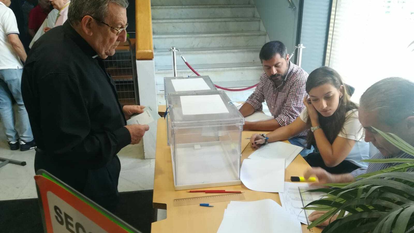 Primeros sevillanos ejerciendo su derecho al voto