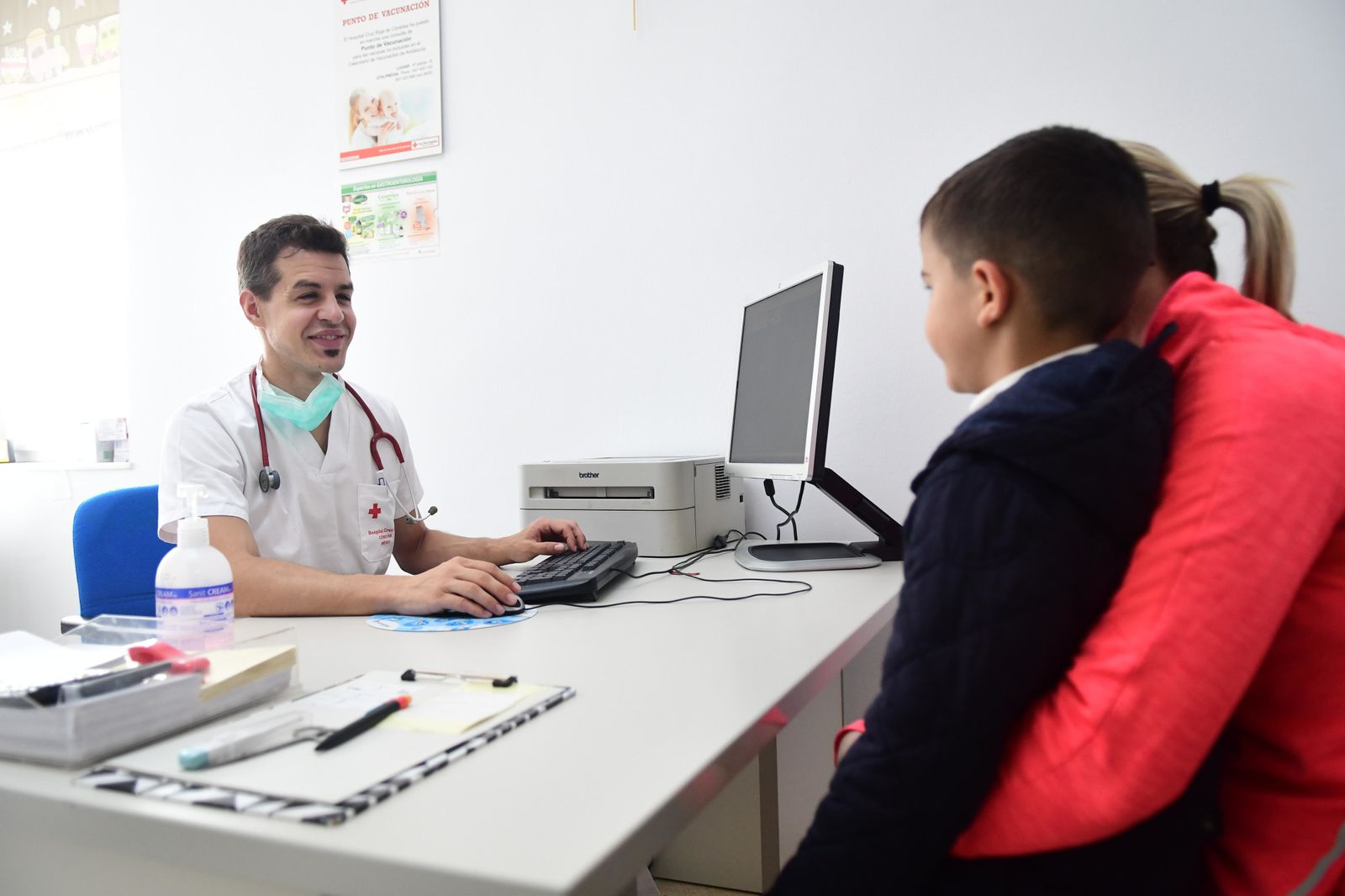 Una madre con su hijo en la consulta.