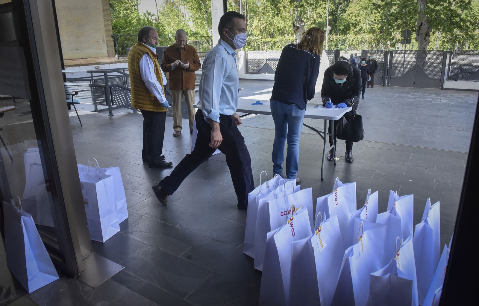 La resistencia al Coronavirus en el Colegio de Médicos de Sevilla: reparto de material de emergencia a todo el personal sanitario que lo necesite